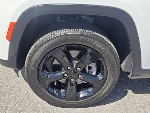 Used 2024 Jeep Grand Cherokee L Altitude image 12