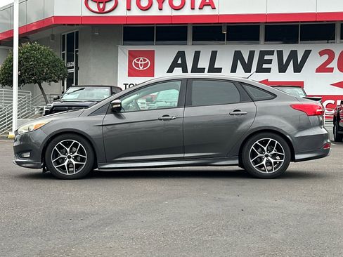 Used 2015 Ford Focus SE w/ SE Sport Package image 2