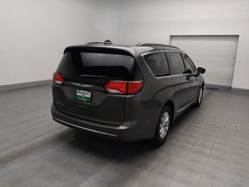 Used 2017 Chrysler Pacifica Touring-L image 9