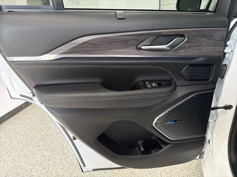 Used 2023 Jeep Grand Cherokee Overland w/ Adv Protech Group III image 27