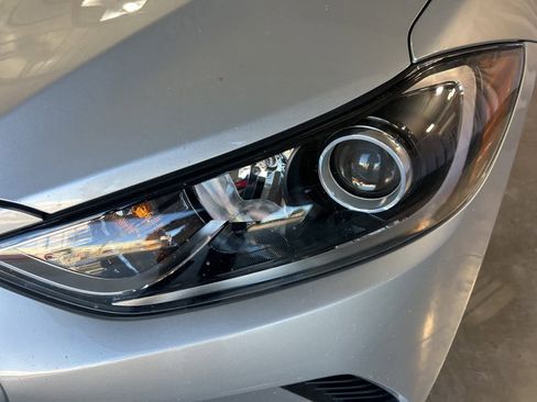 Used 2017 Hyundai Elantra SE image 2