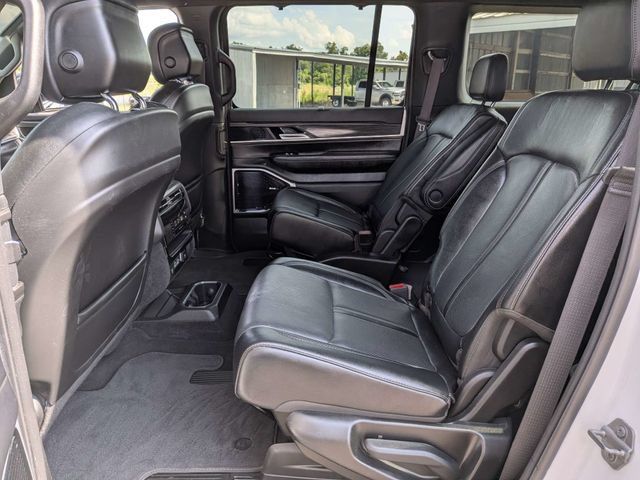 Used 2023 Jeep Wagoneer L Series III w/ Premium Group I AWD/4WD image 16