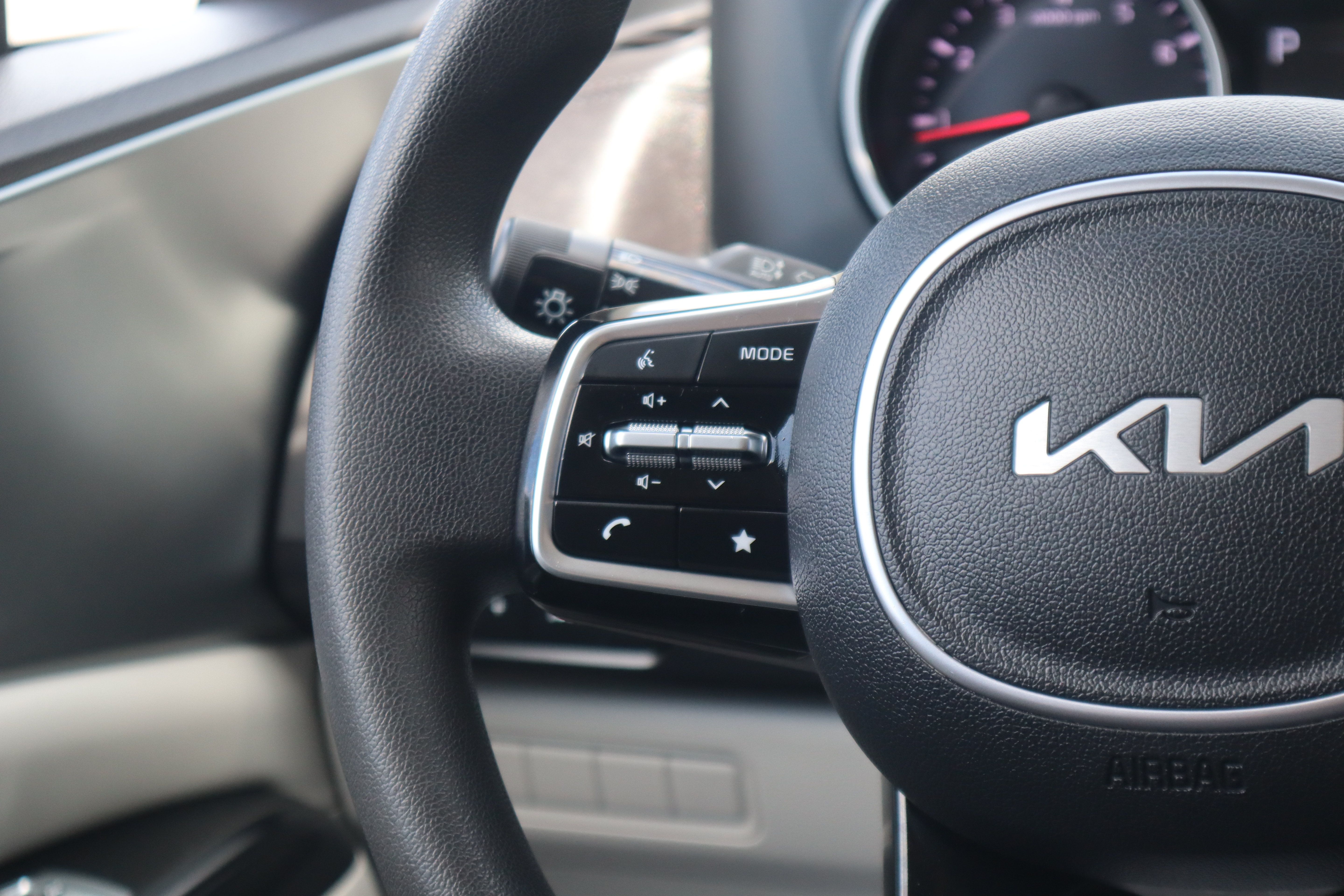 Used 2023 Kia Carnival LX FWD image 13