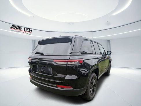 New 2025 Jeep Grand Cherokee Altitude image 3