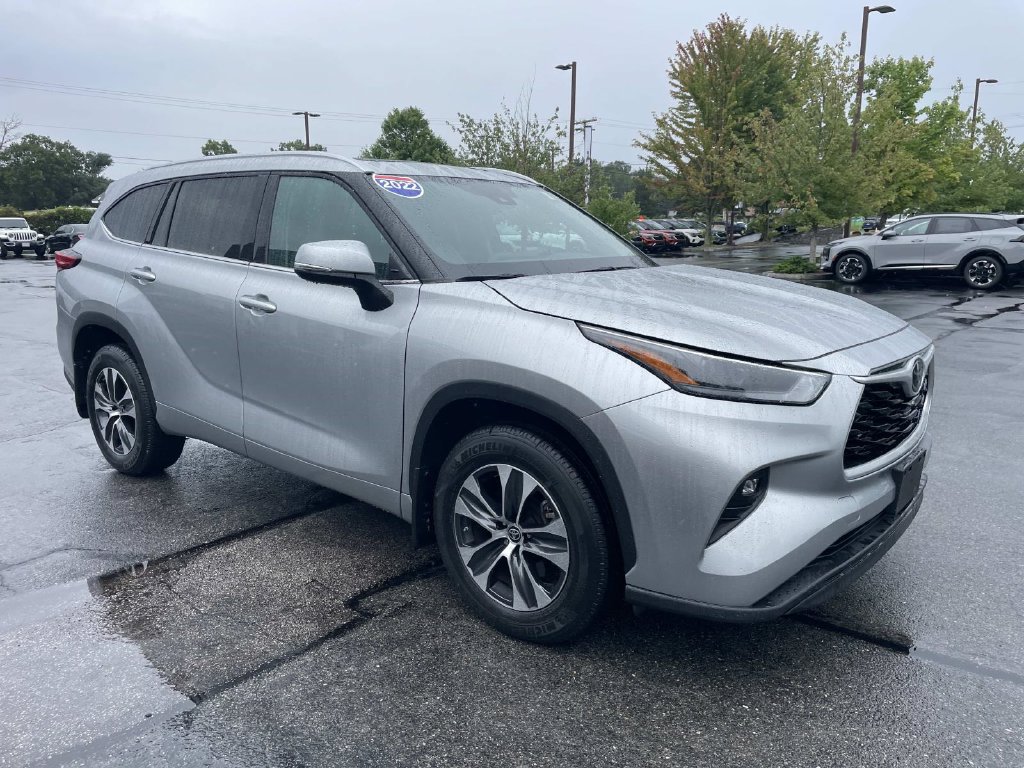 Used 2022 Toyota Highlander XLE AWD/4WD image 11