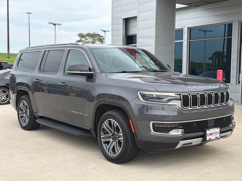 Used 2023 Jeep Wagoneer L Series II AWD/4WD image 2