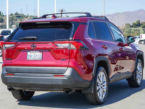 Used 2022 Toyota RAV4 XLE Premium image 7