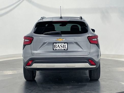 Used 2024 Chevrolet Trax LT FWD image 12
