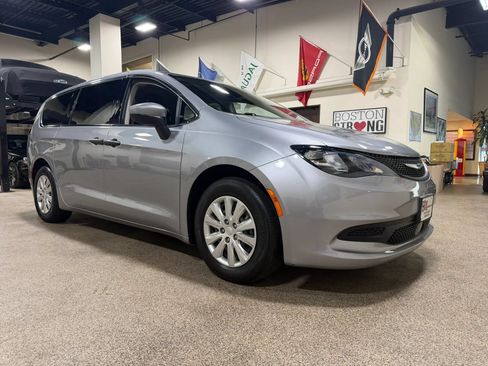 Used 2021 Chrysler Voyager L FWD image 6