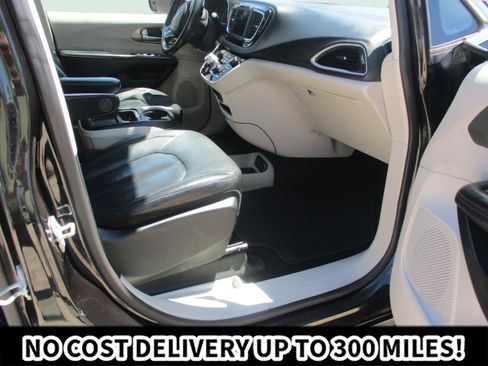 Used 2020 Chrysler Pacifica Touring-L FWD image 14