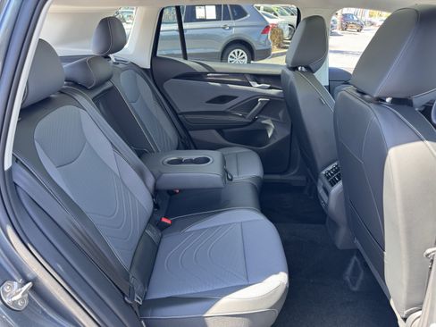 Used 2026 Volkswagen Tiguan SE FWD image 33