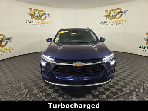 Used 2024 Chevrolet Trax LT w/ Driver Confidence Package FWD image 2