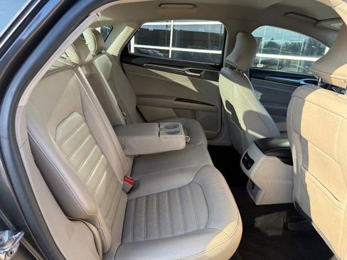 Used 2017 Ford Fusion SE w/ Fusion SE Technology Package image 12