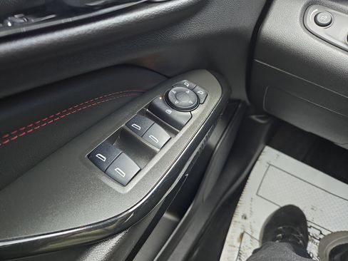 Used 2025 Chevrolet Trax RS w/ Sunroof Package image 13