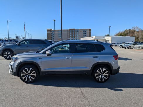 Used 2023 Volkswagen Taos SE w/ Panoramic Sunroof Package image 6