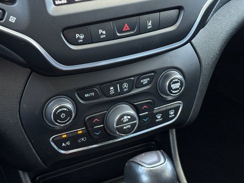 Used 2023 Jeep Cherokee Altitude Lux AWD/4WD image 18