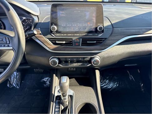 Used 2025 Nissan Altima 2.5 SV FWD image 19
