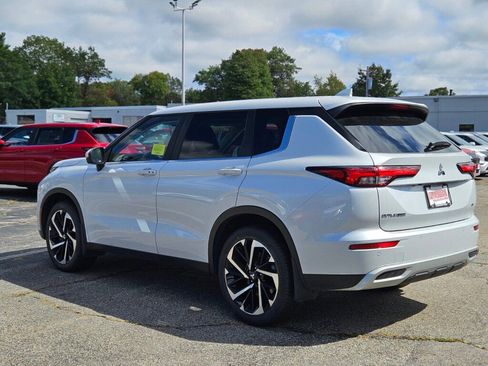 Used 2023 Mitsubishi Outlander SE image 3