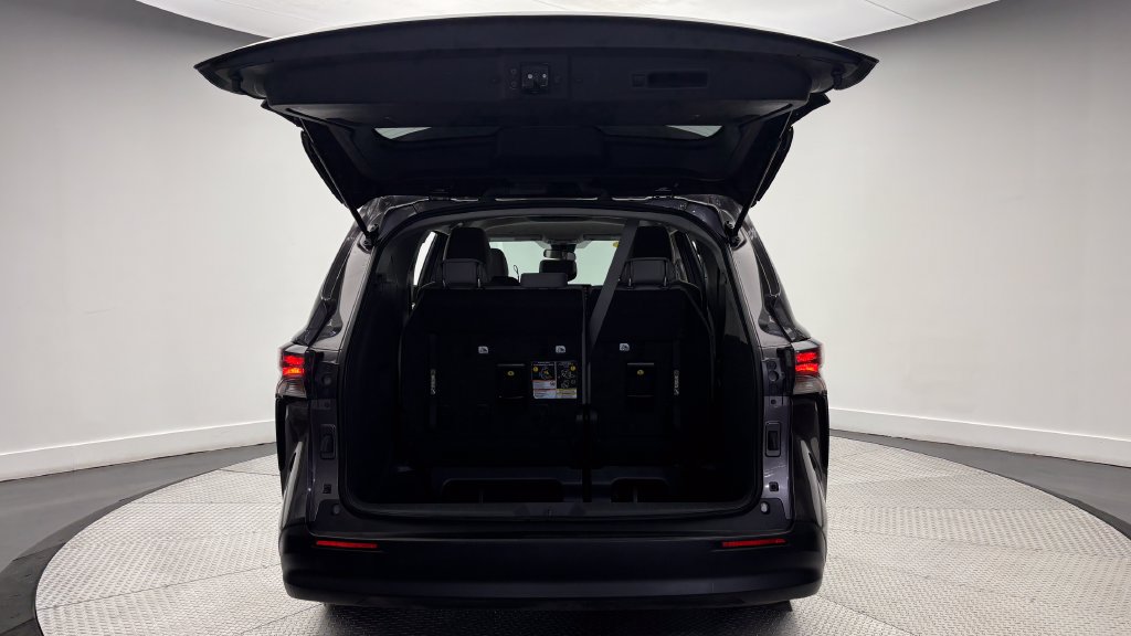 Certified 2024 Toyota Sienna LE FWD image 36