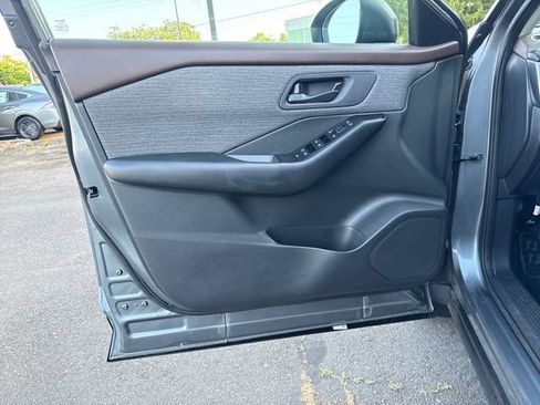 Used 2023 Nissan Rogue S AWD/4WD image 17