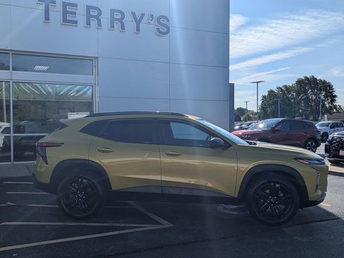 Used 2024 Chevrolet Trax ACTIV w/ Sunroof Package image 2