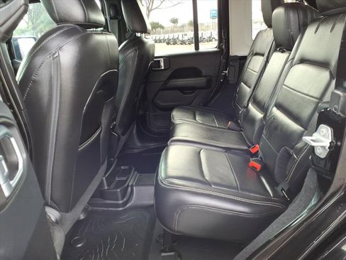 Used 2018 Jeep Wrangler Unlimited Sahara image 19