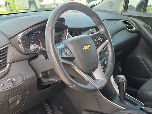 Used 2020 Chevrolet Trax LT w/ LT Convenience Package FWD image 14