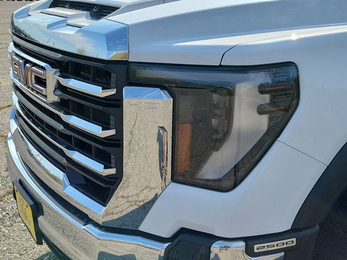 Used 2024 GMC Sierra 2500 SLE w/ Remote Start Package AWD/4WD image 9