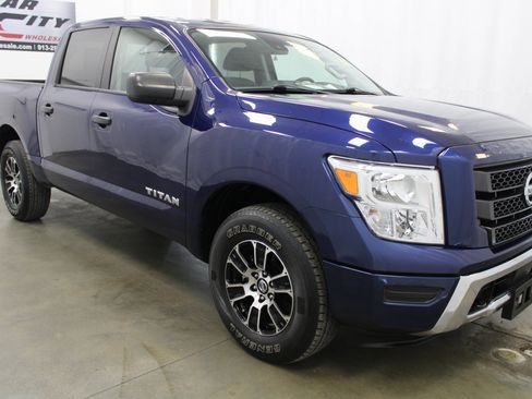 Used 2022 Nissan Titan SV image 4