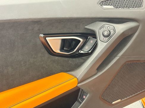 Used 2020 Lamborghini Huracan EVO image 18