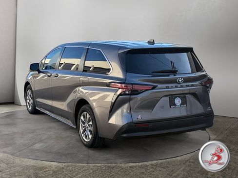 Used 2022 Toyota Sienna XLE FWD image 5