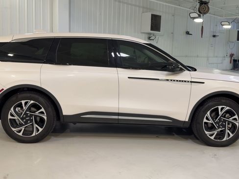 Used 2024 Lincoln Nautilus Premier AWD/4WD image 2
