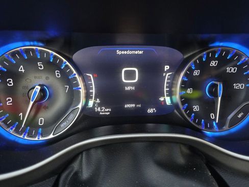 Used 2023 Chrysler Pacifica Touring-L image 5