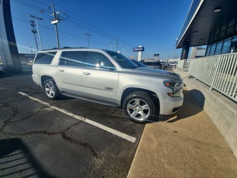 Used 2017 Chevrolet Suburban LT image 2