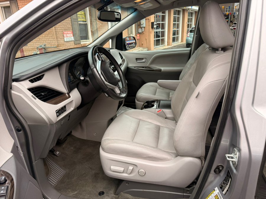 Used 2017 Toyota Sienna XLE w/ XLE Navigation Package AWD/4WD image 17