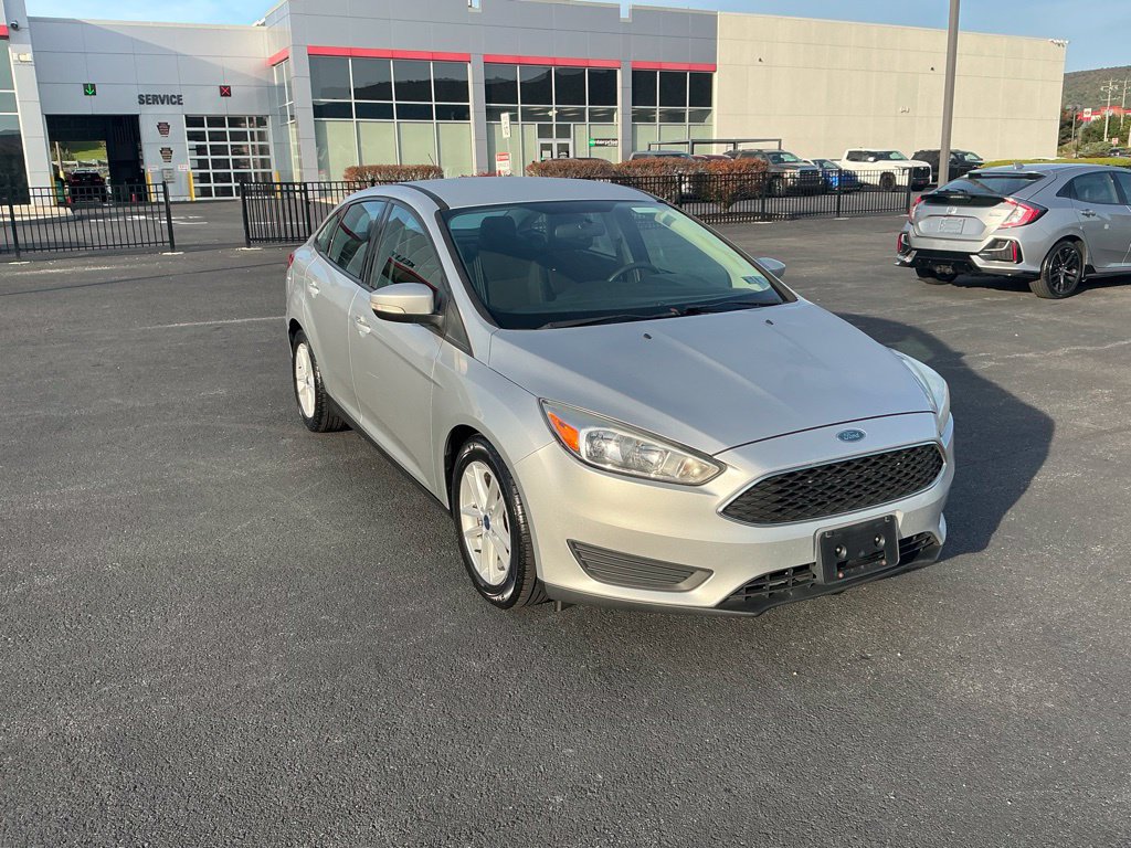 Used 2018 Ford Focus SE w/ Cold Weather Package FWD image 3