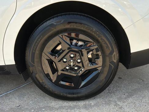 Used 2026 Kia Carnival FWD image 9