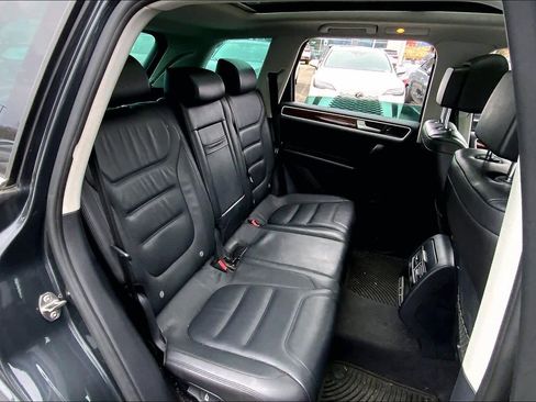 Used 2014 Volkswagen Touareg TDI image 20