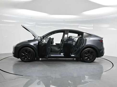 Used 2025 Tesla Model Y Long Range image 54