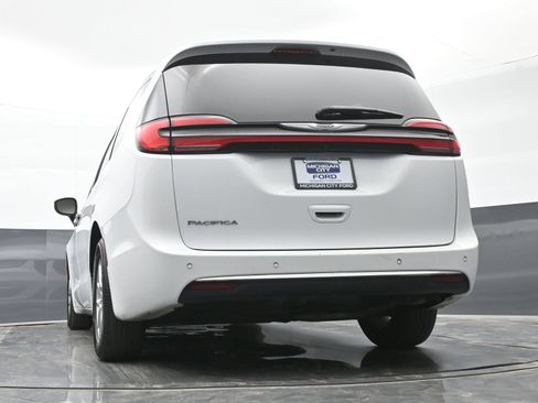 Used 2023 Chrysler Pacifica Touring FWD image 34
