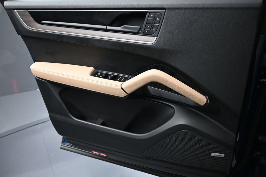 Certified 2024 Porsche Cayenne AWD/4WD image 24