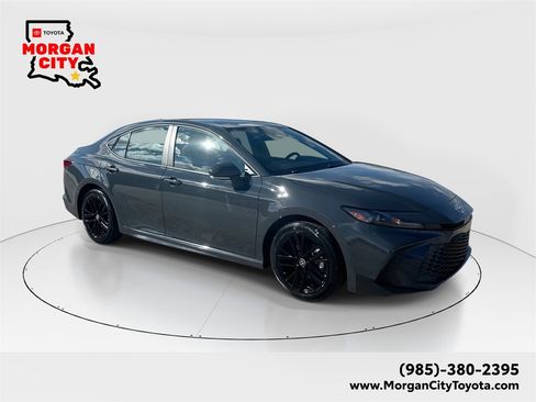 Used 2025 Toyota Camry SE image 1
