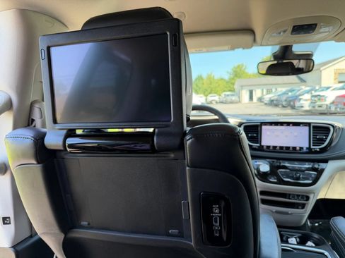 Used 2023 Chrysler Pacifica Touring-L w/ Uconnect Theater Family Group FWD image 54
