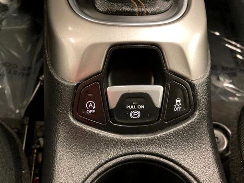 Used 2017 Jeep Compass Latitude w/ Cold Weather Group image 22