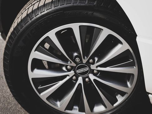 Used 2015 Lincoln Navigator 4WD image 3