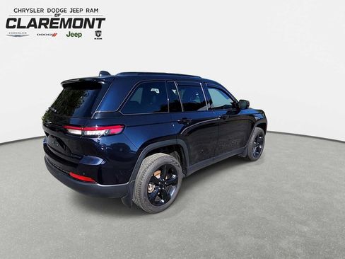 Used 2024 Jeep Grand Cherokee Limited w/ Black Appearance Package AWD/4WD image 8