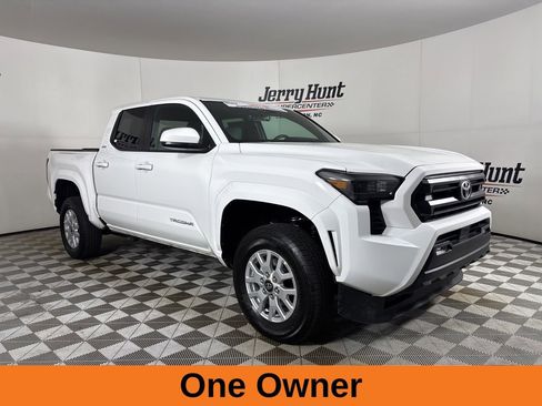 Used 2026 Toyota Tacoma SR5 AWD/4WD image 4