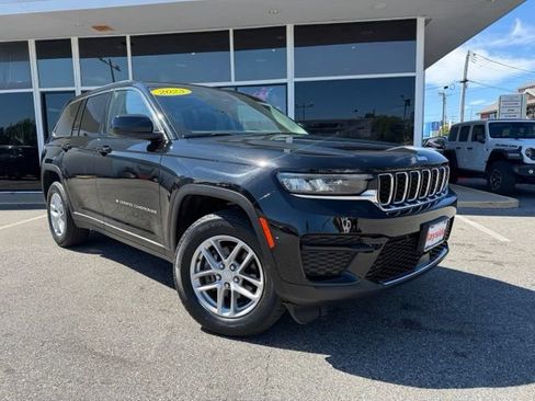Used 2023 Jeep Grand Cherokee Laredo w/ Luxury Tech Group I AWD/4WD image 2