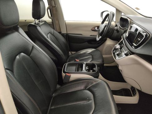 Used 2017 Chrysler Pacifica Touring-L image 21