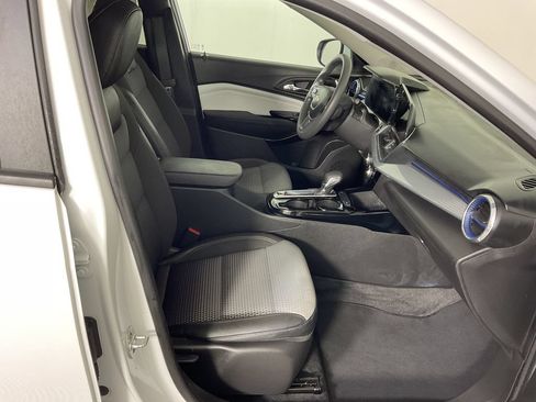 Used 2025 Chevrolet Trax LT FWD image 24